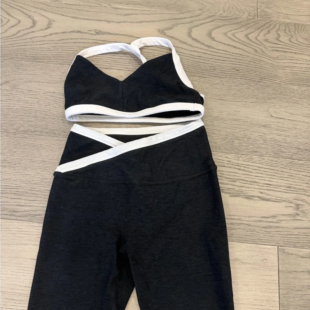Beyond Yoga Bra and Leggings Set - Picture 2 of 4